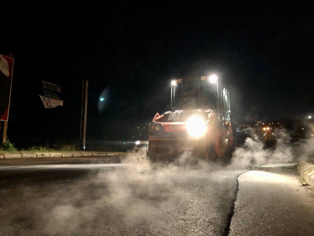 Büyükşehir'den gece asfalt mesaisi
