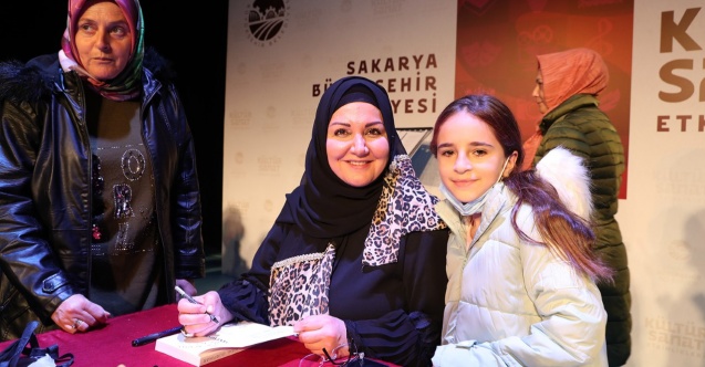 İkbal Gürpınar 'Sana Yöneldim' programında sanatseverlerle buluştu