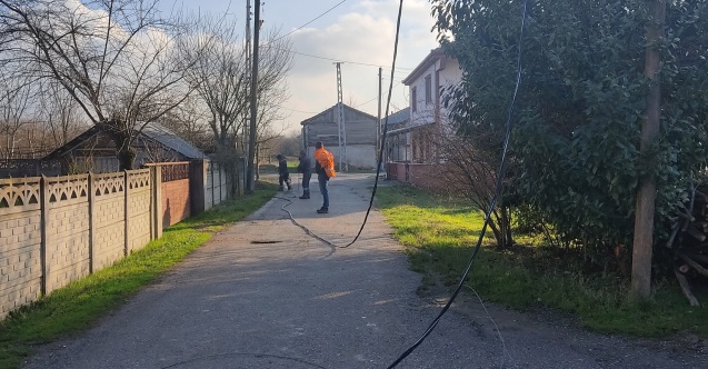 Hendek'te o sokaktaki kablolar yenileniyor